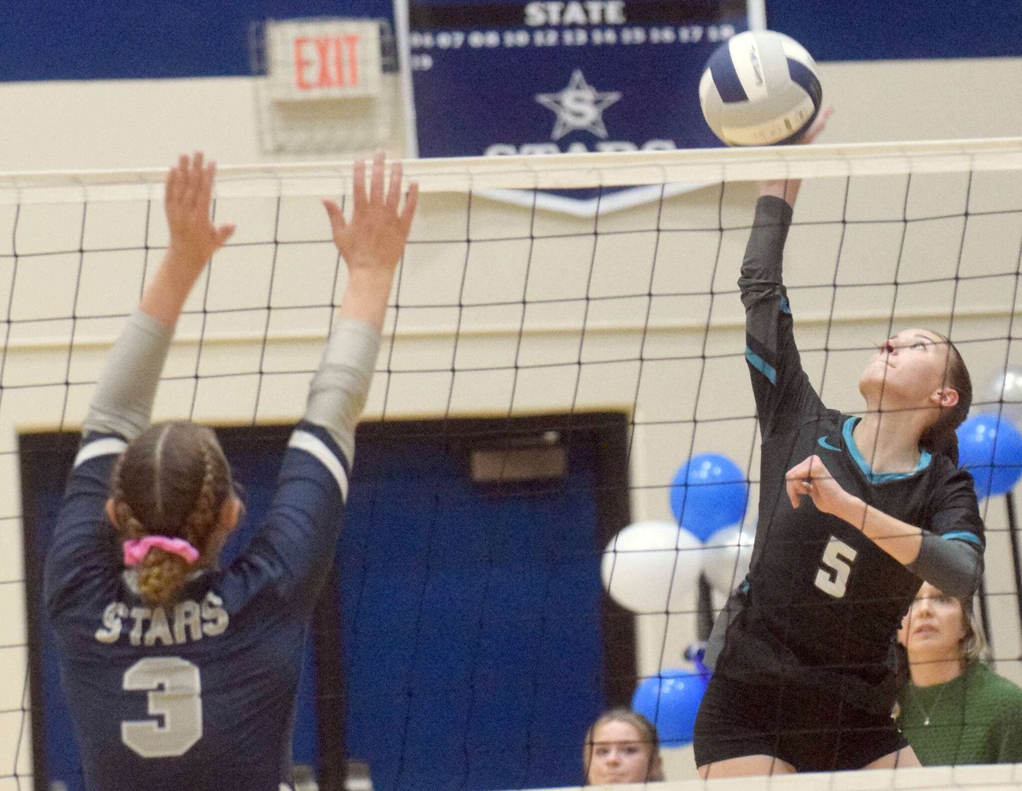 Nikiski’s Rylee Ellis attacks against Soldotna’s Ashlee Anderson on Thursday, Oct. 14, 2021, at Soldotna High School in Soldotna, Alaska. (Photo by Jeff Helminiak/Peninsula Clarion)