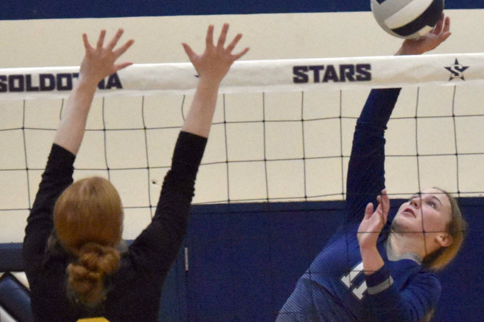 Soldotna's Sadie Lane attacks on Seward's Robin Cronin on Tuesday, Sept. 20, 2022, at Soldotna High School in Soldotna, Alaska. (Photo by Jeff Helminiak/Peninsula Clarion)