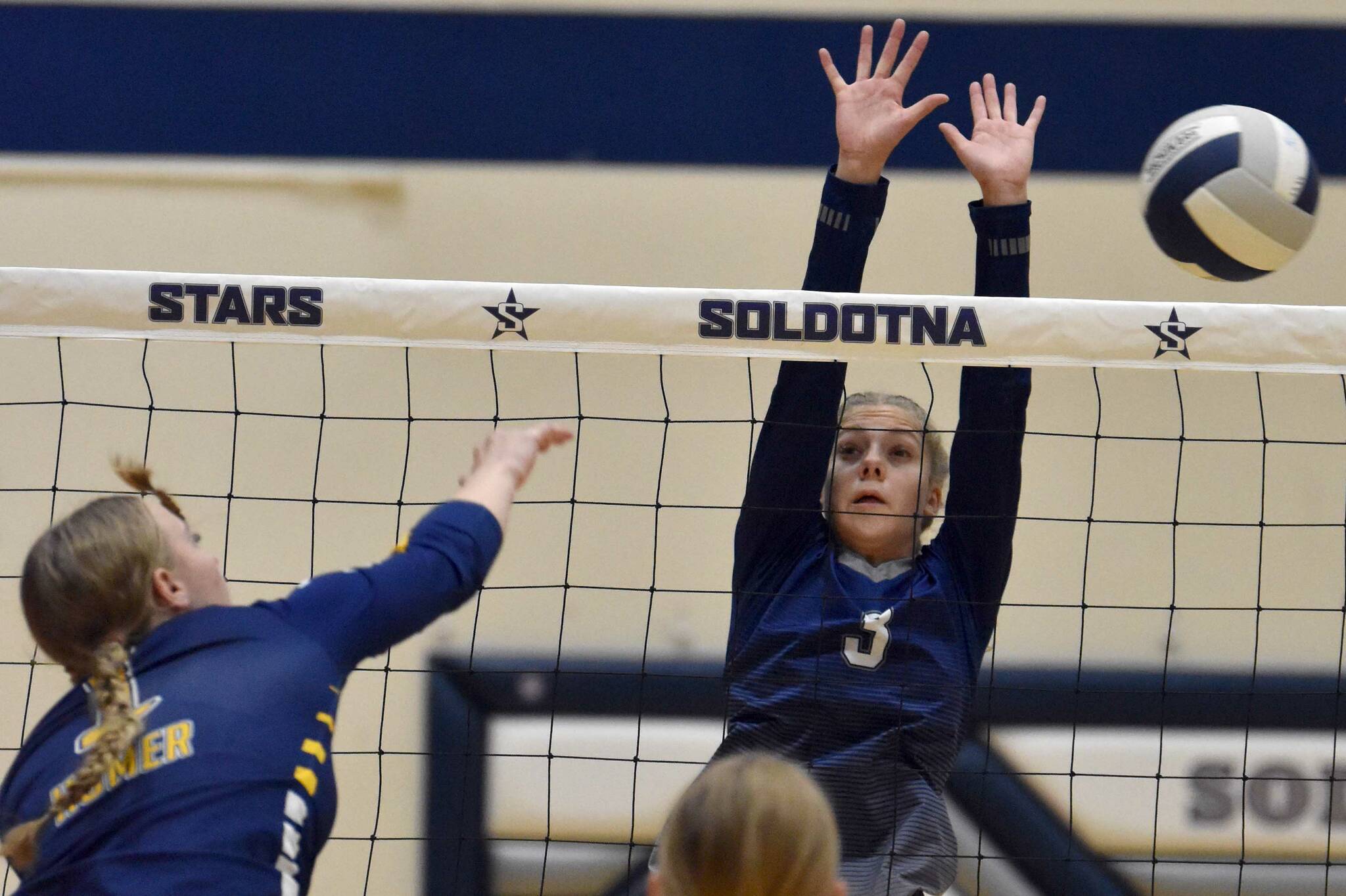 Soldotna's Sarah Brown puts up a block on Homer's Channing Lowney on Thursday, Sept. 7, 2023, at Soldotna High School in Soldotna, Alaska. (Photo by Jeff Helminiak/Peninsula Clarion)