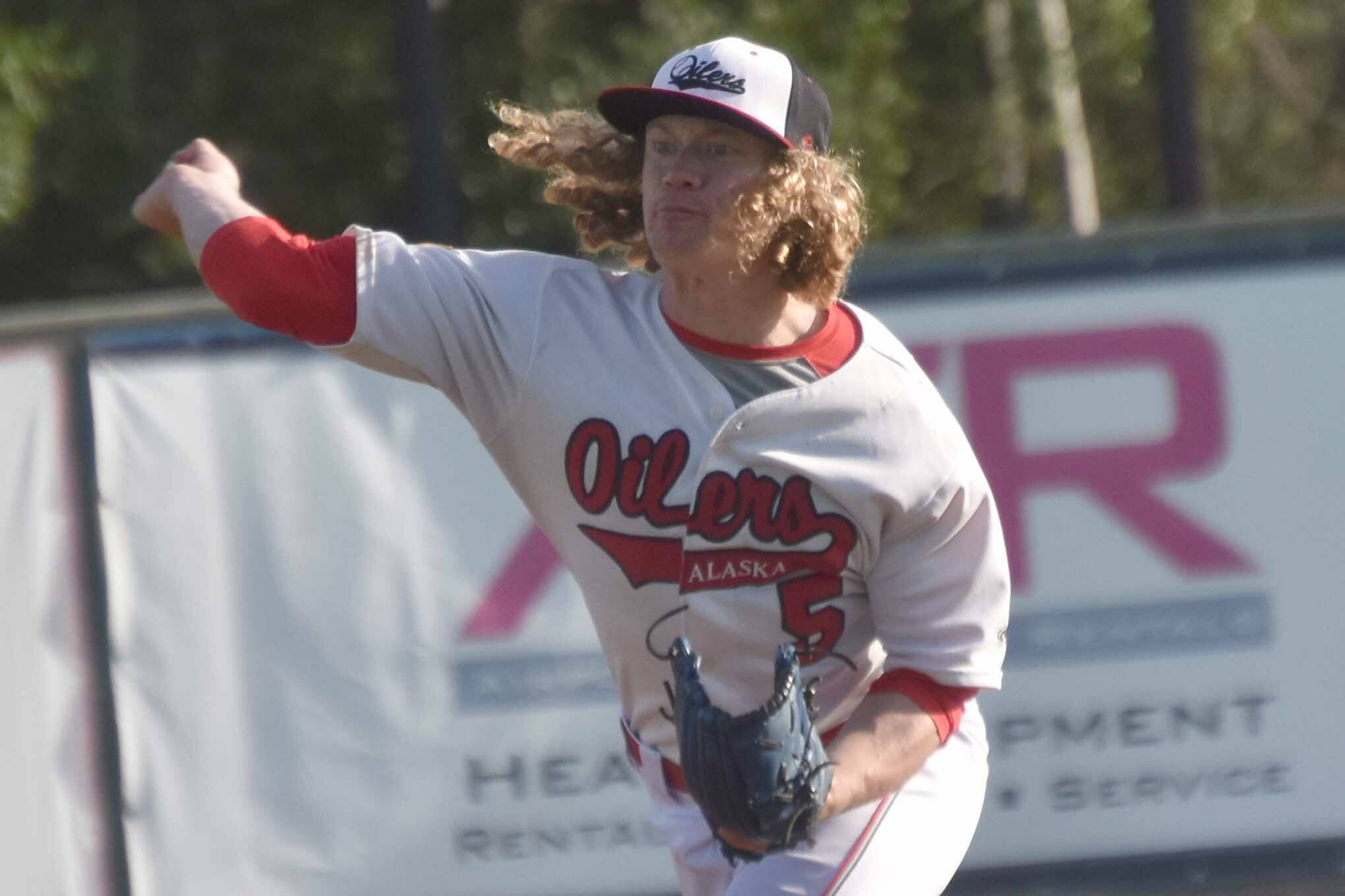 Oilers reliever Mose Hayes delivers to the Anchorage Glacier Pilots on Saturday, July 27, at Coral Seymour Memorial Park in Kenai, Alaska. (Photo by Jeff Helminiak/Peninsula Clarion)