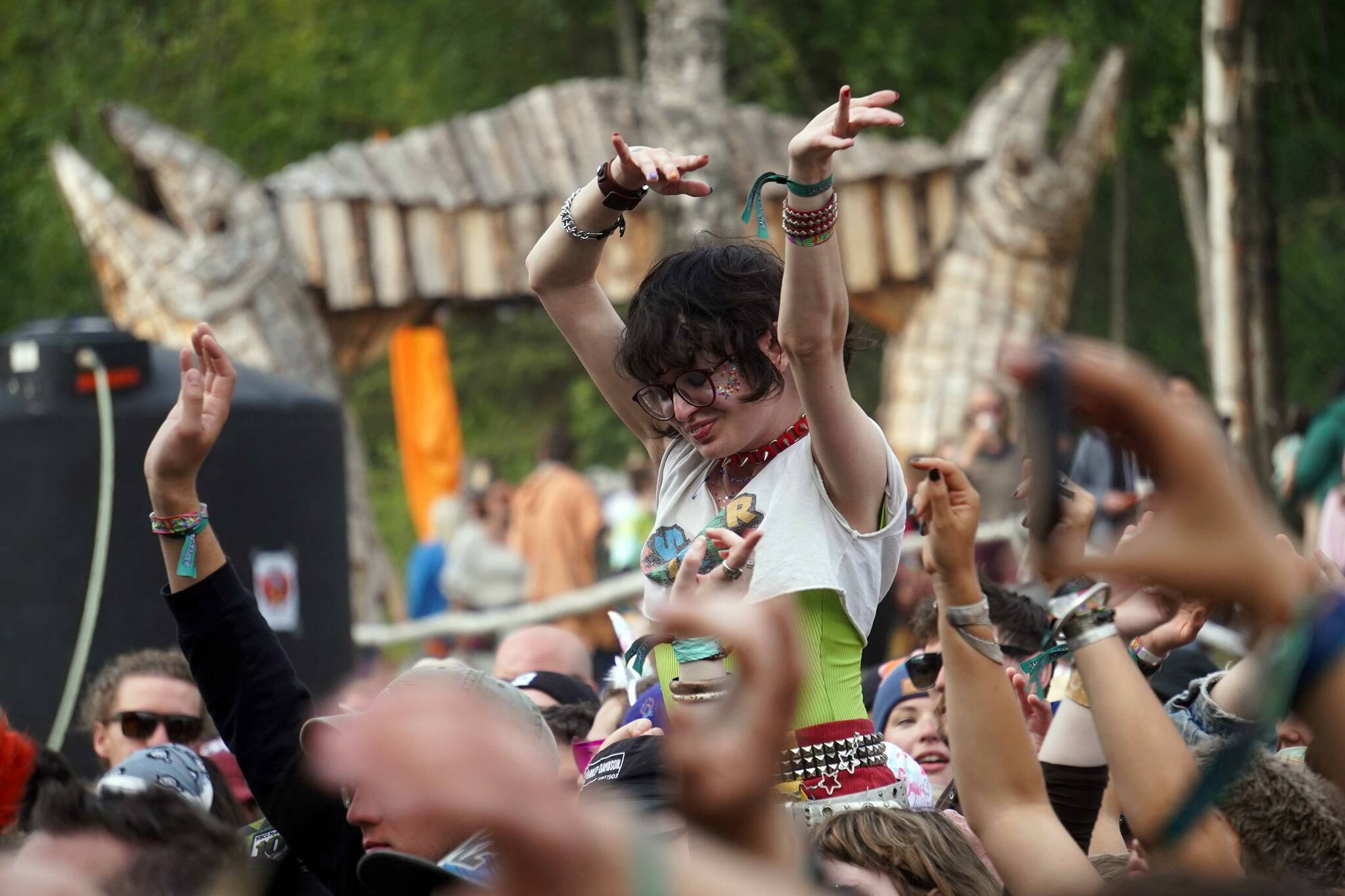 Attendees dance at Salmonfest in Ninilchik, Alaska, on Saturday, Aug. 3, 2024. (Jake Dye/Peninsula Clarion)