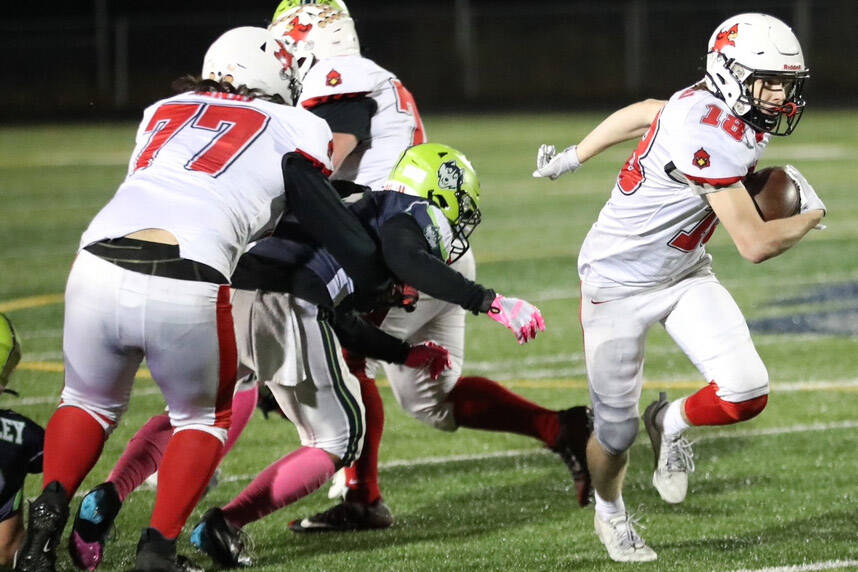 Kenai's Aasen Campanella breaks free for a gain during a playoff win over Redington on Saturday, Oct. 12, 2024, at Redington Jr/Sr High School in Wasilla, Alaska. (Bruce Eggleston/matsusports.net)