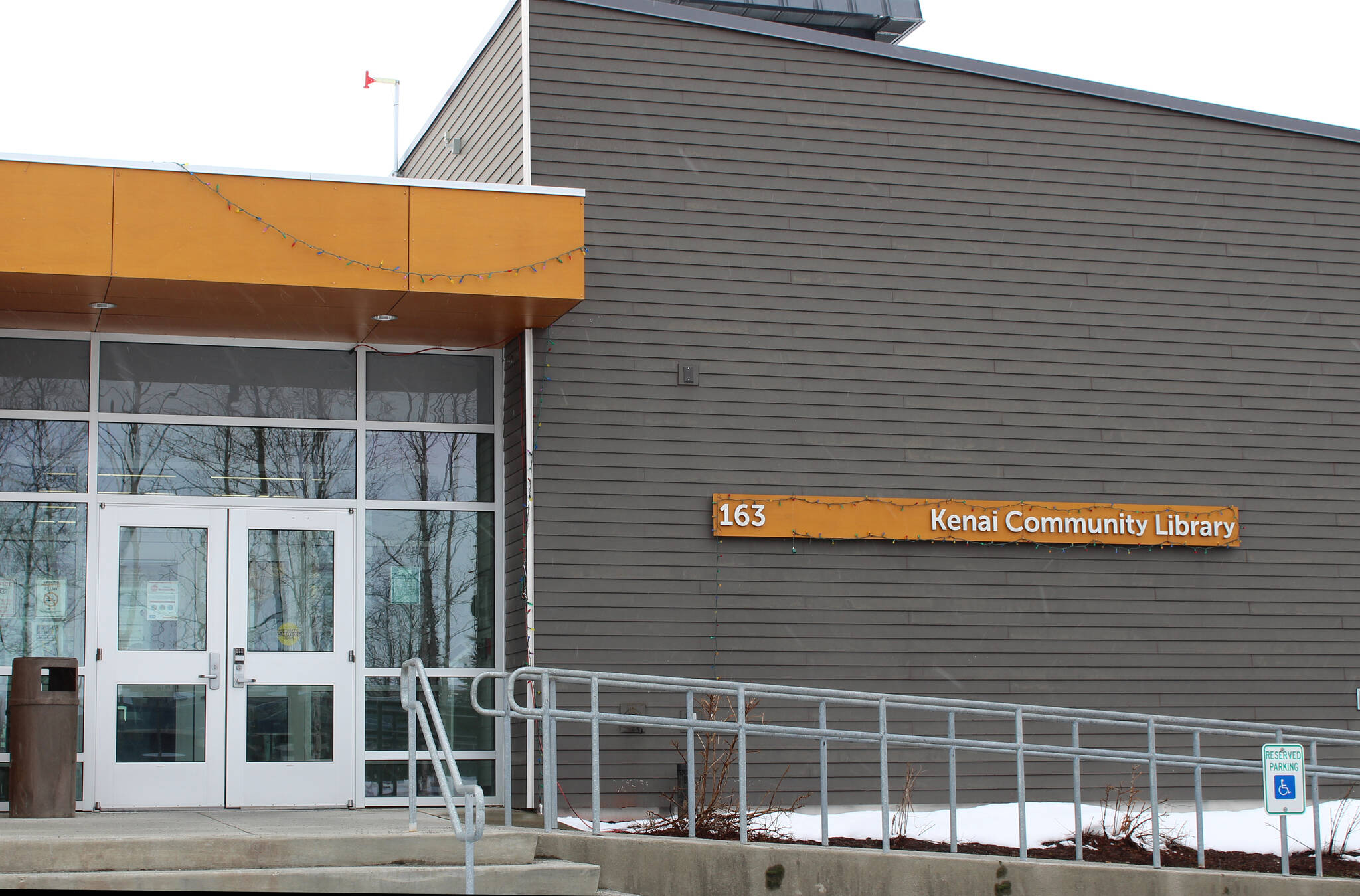 Snow collects near the entrance to the Kenai Community Library on Thursday, March 10, 2022, in Kenai, Alaska. (Ashlyn O’Hara/Peninsula Clarion)